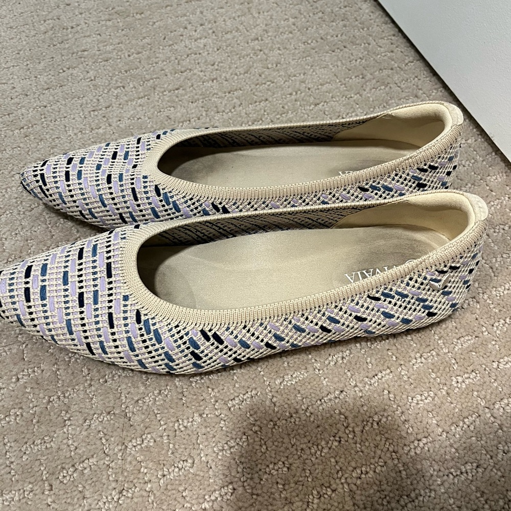 Vivaia Women's Cream and Blue Flats